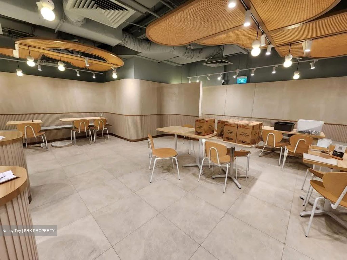 Lucky Plaza (D9), Retail #618127431